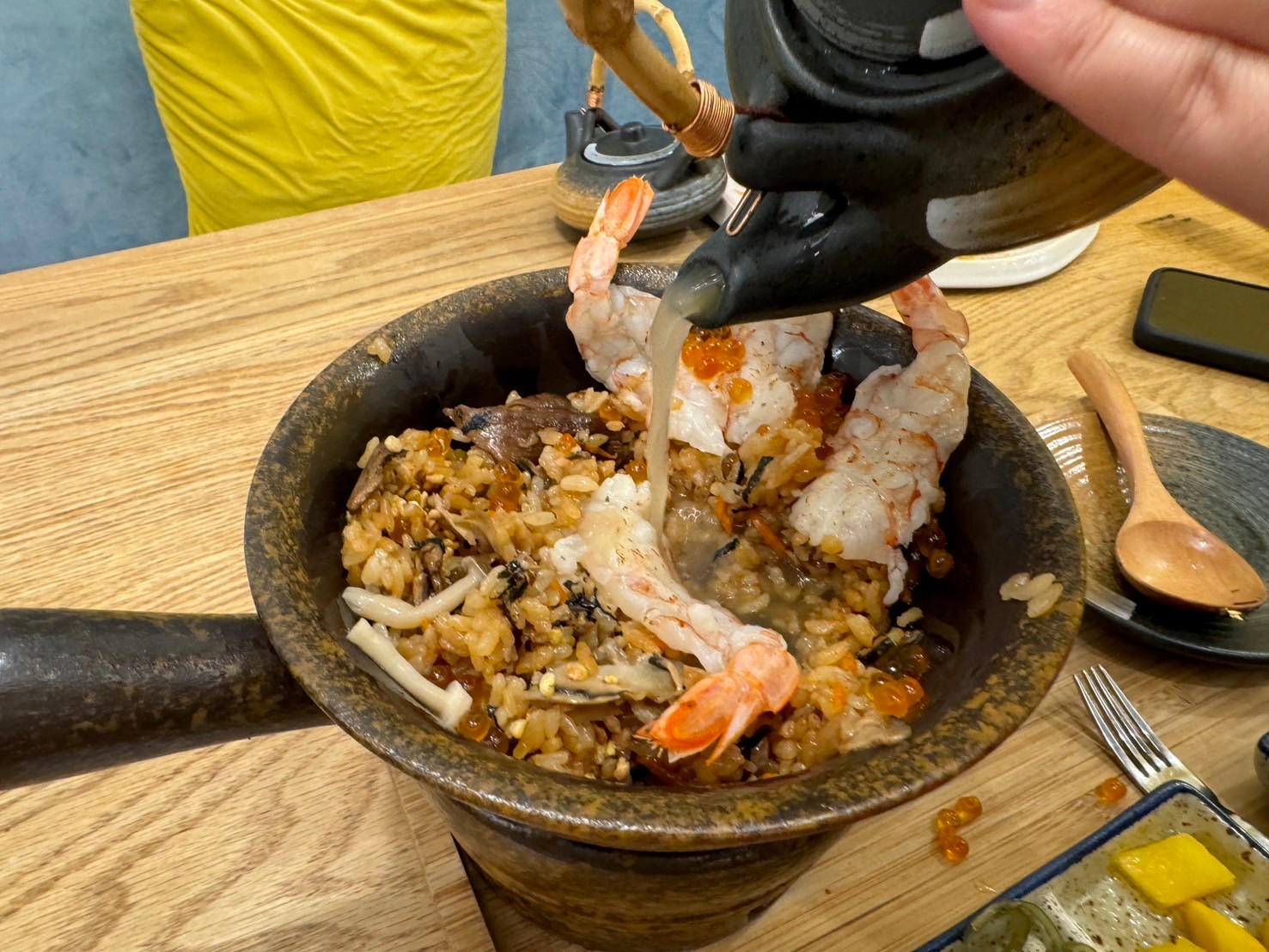 炙燒干貝蝦雙拼釜飯加入野菇雞湯