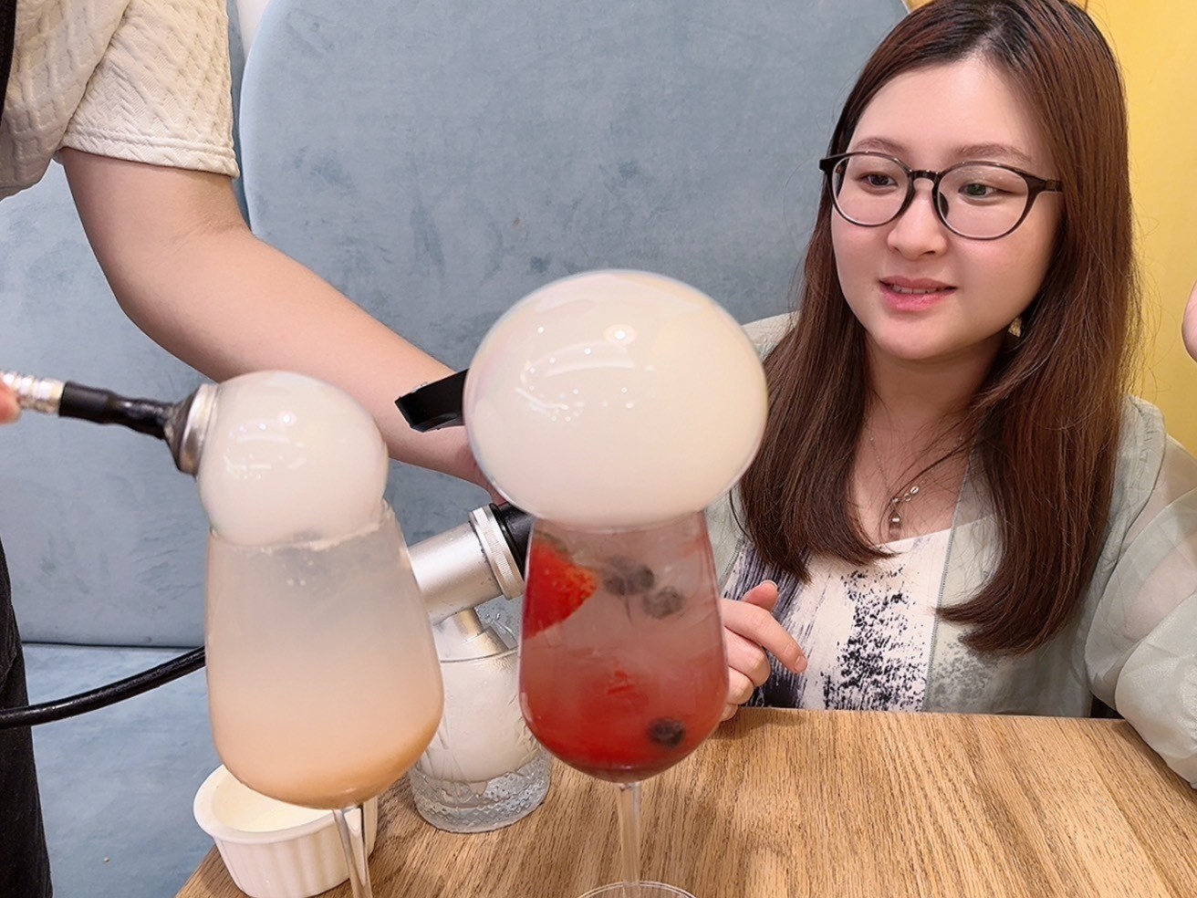 Hong Ting 展示兩杯乾冰泡泡氣泡飲