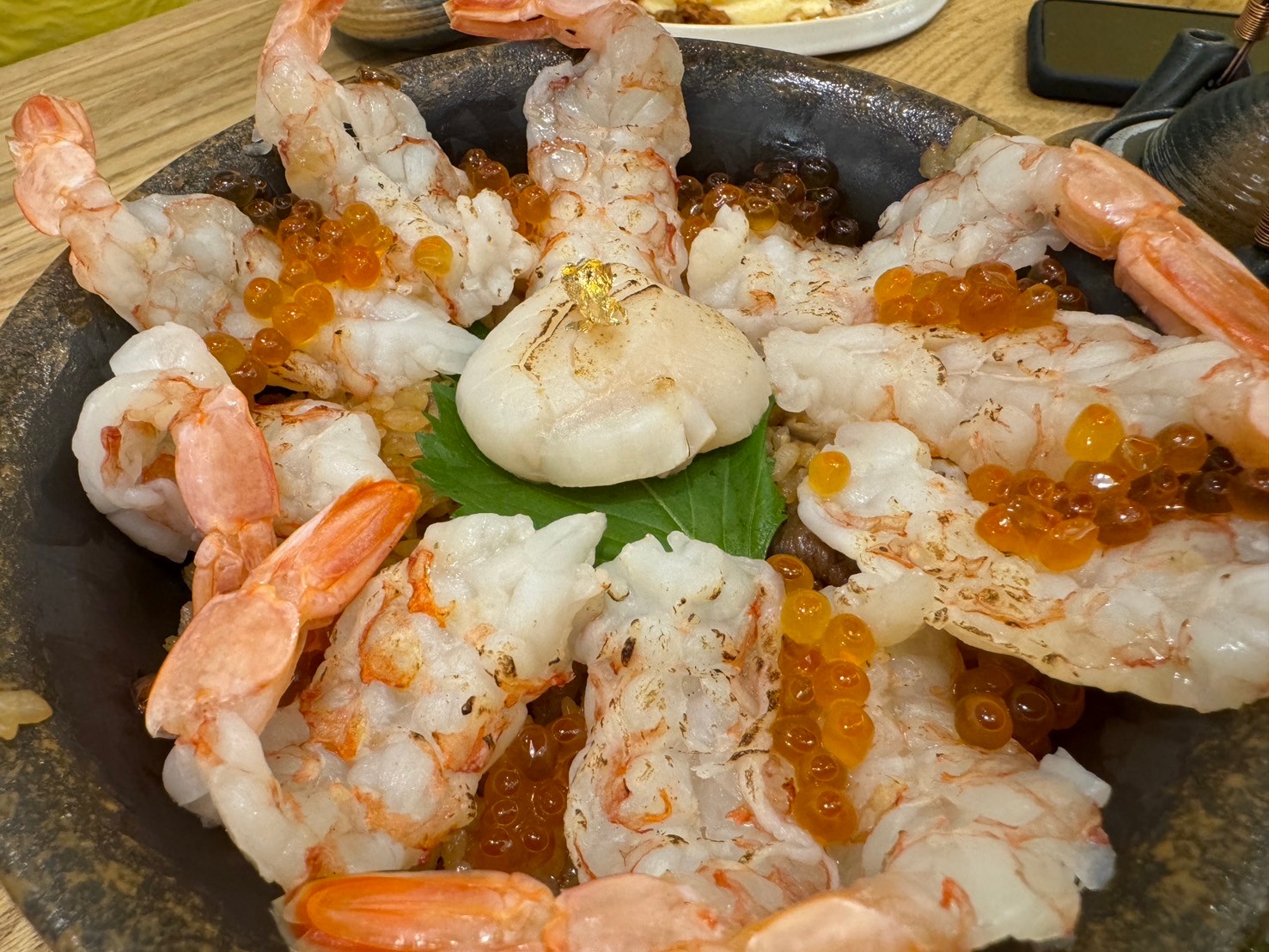 炙燒干貝蝦雙拼釜飯鋪滿鮮蝦干貝與鮭魚卵