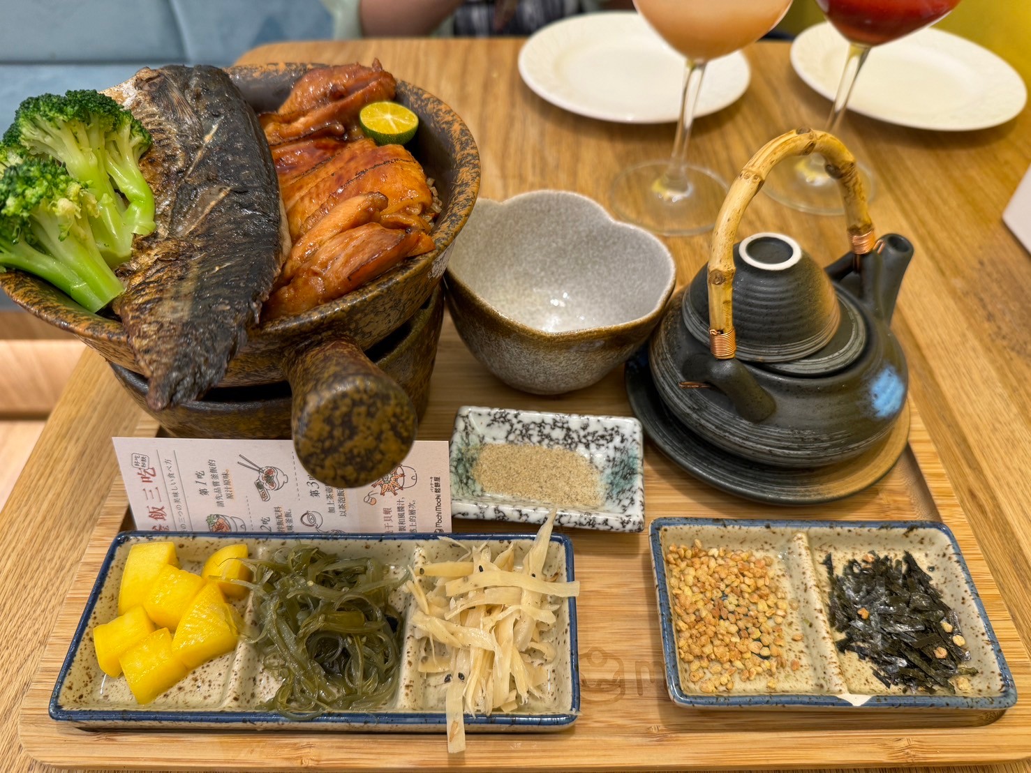 豪華雙拼極上釜飯搭配鯖魚與烤雞