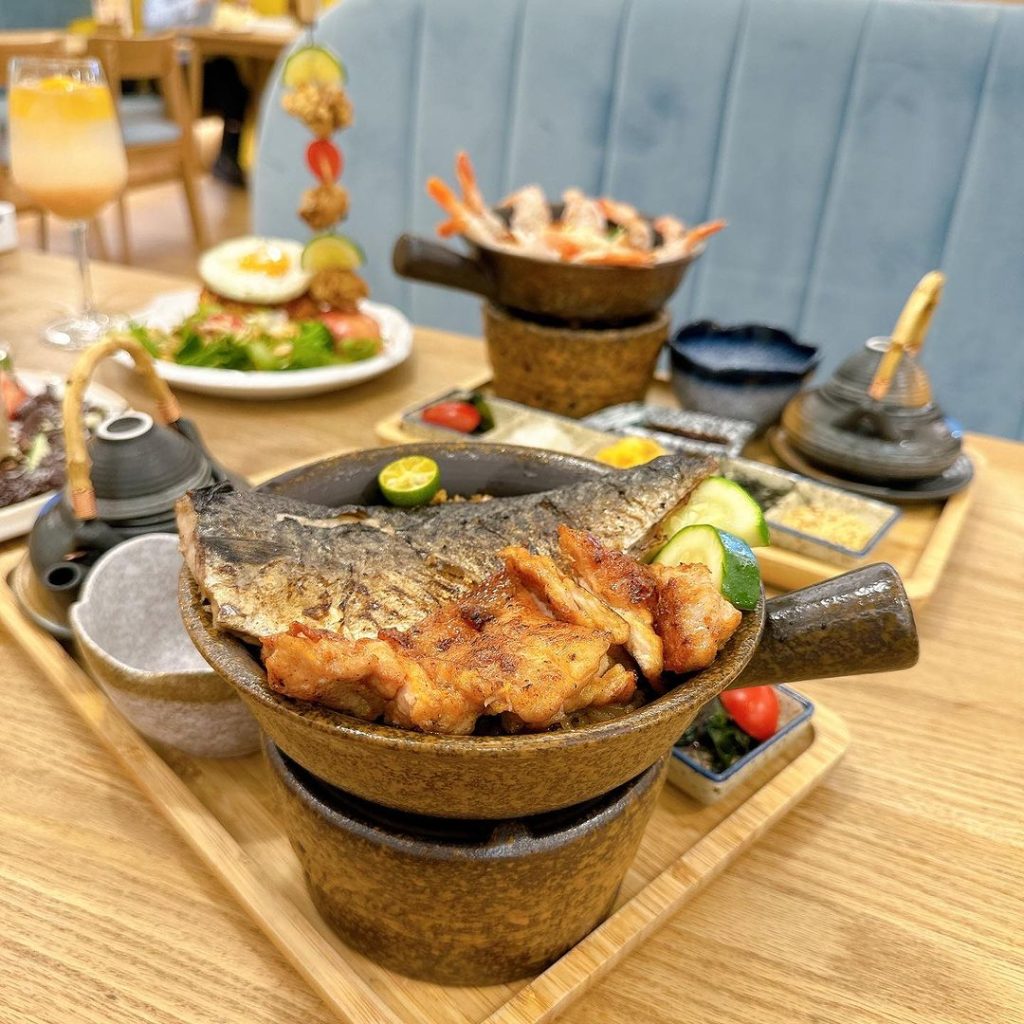 鯖魚與烤雞雙拼極上釜飯，後方另有鮮蝦釜飯與炸雞舒芙蕾