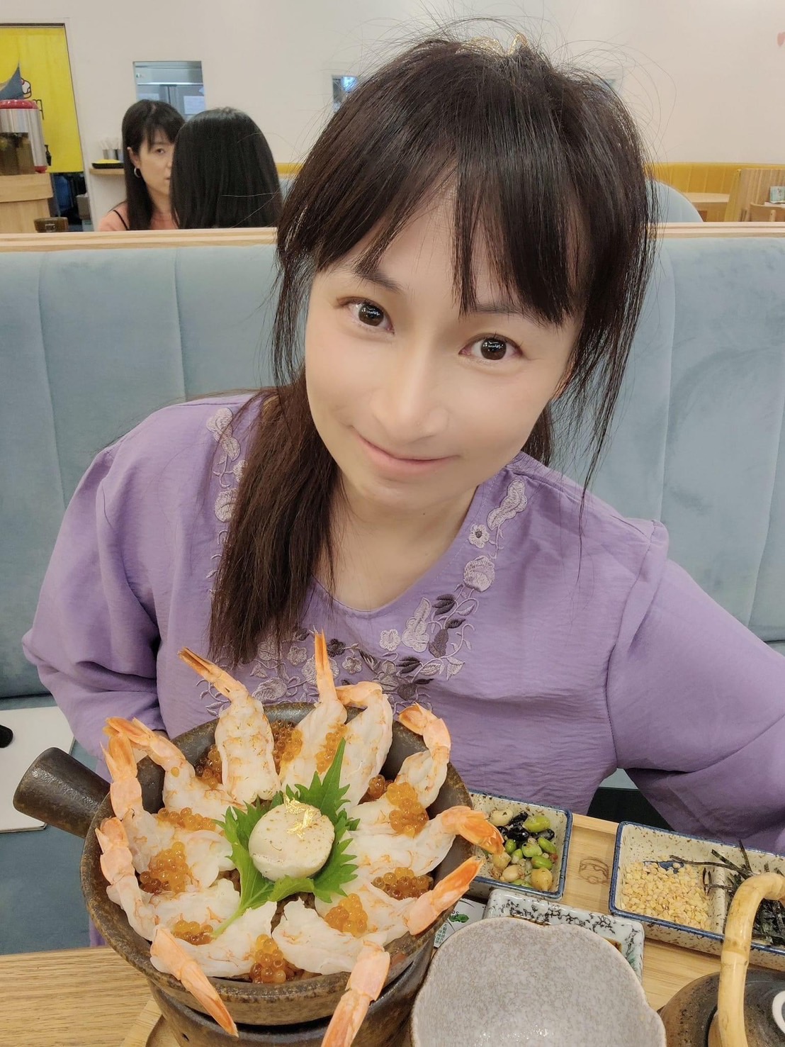 雙魚姊姊與炙燒干貝鮮蝦釜飯套餐合影
