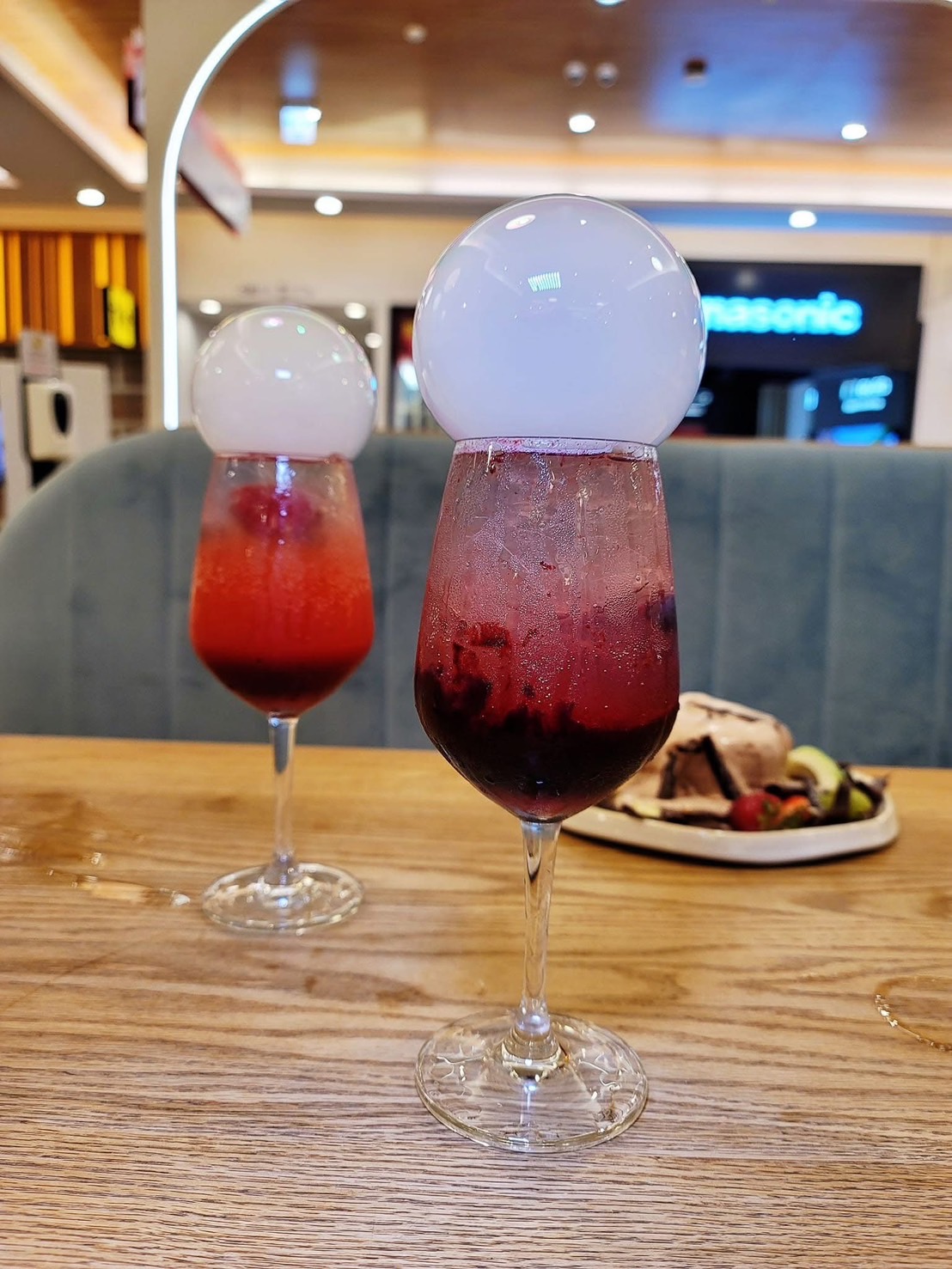 招牌莓果氣泡飲與桑葚醋栗氣泡飲桌邊泡泡