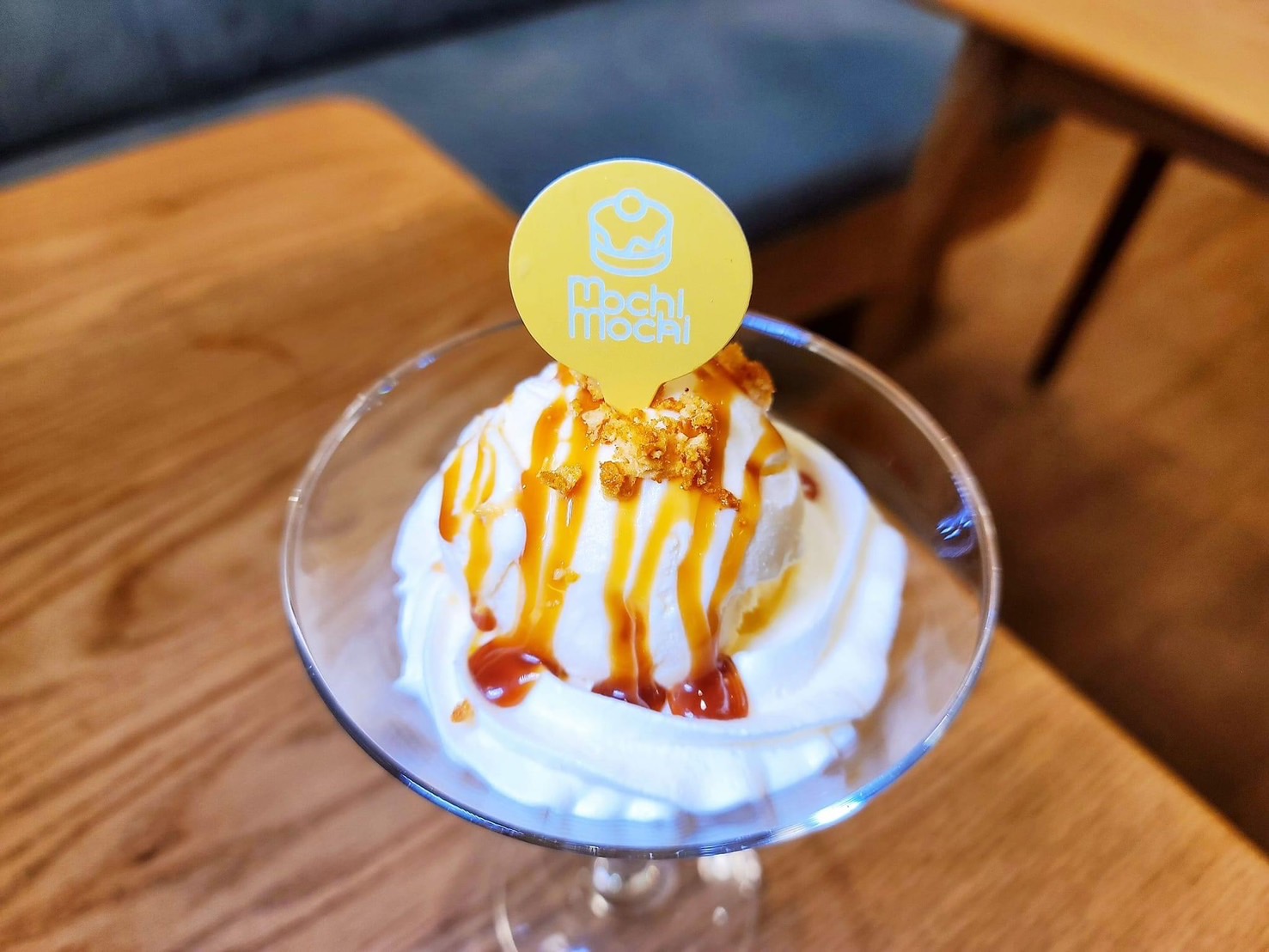 焦糖冰淇淋杯搭配鮮奶油與餅乾