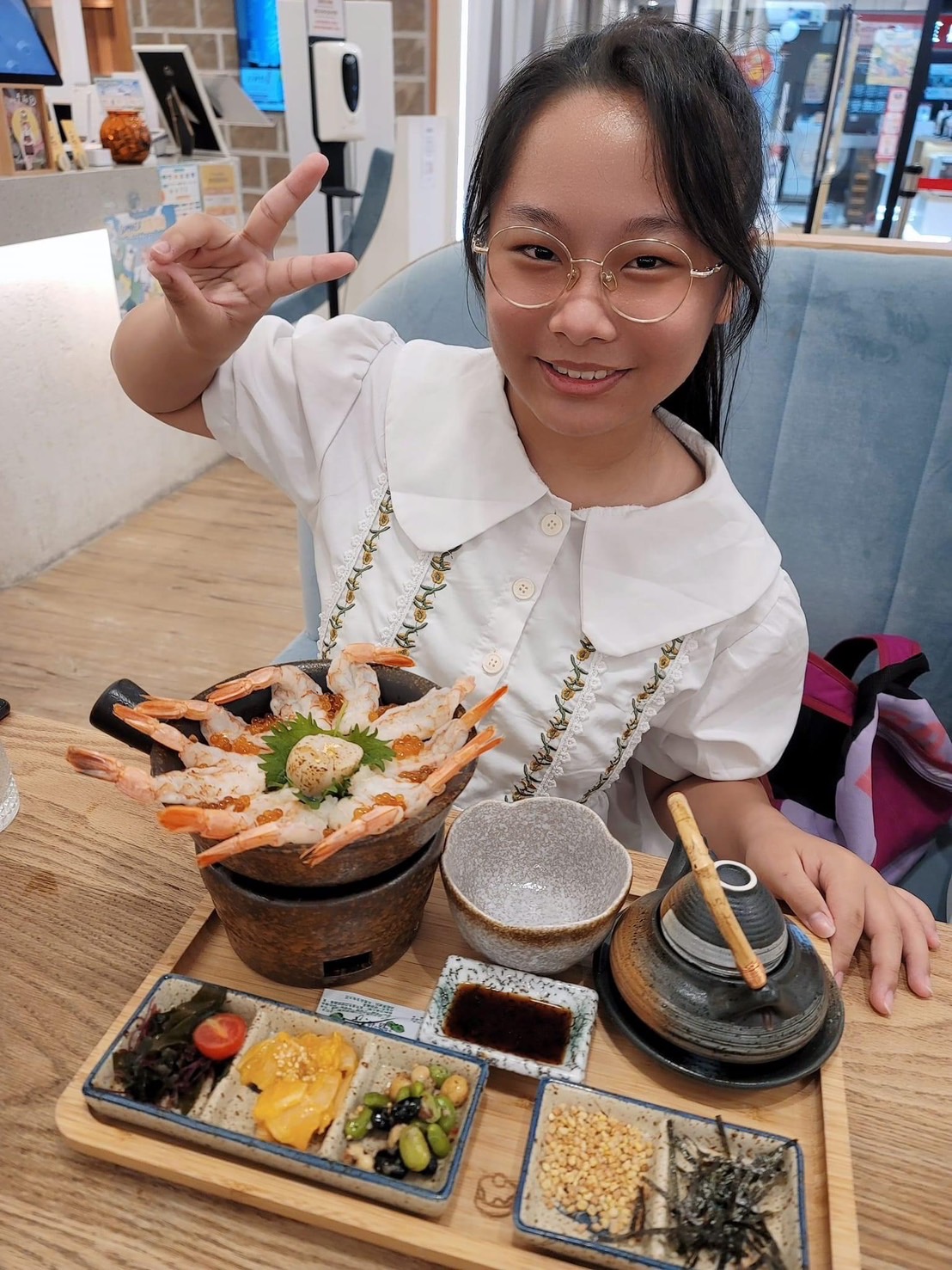 雙魚姊姊與炙燒干貝蝦雙拼釜飯合影