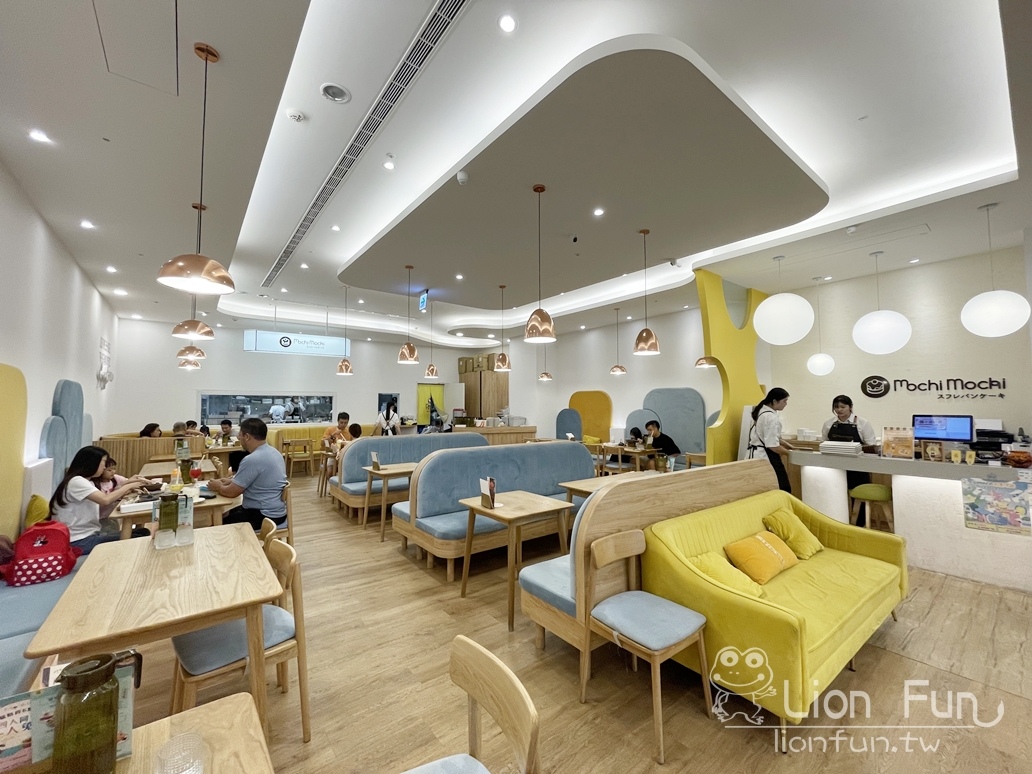 Mochi Mochi 台南三井店明亮用餐空間與黃色沙發