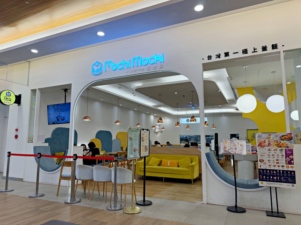 Mochi Mochi 台南三井 Outlet 店一樓入口與候位區
