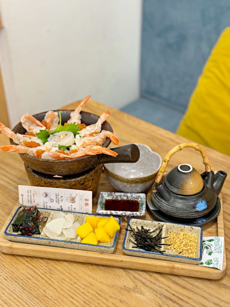 Mochi Mochi 炙燒干貝鮮蝦雙拼釜飯與三吃配料
