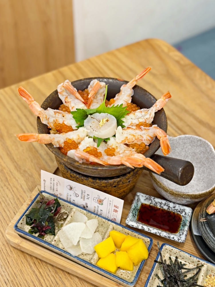 炙燒干貝鮮蝦雙拼釜飯鋪有鮮蝦、干貝與鮭魚卵