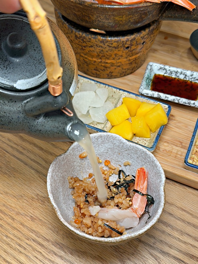 釜飯加入配料與雞湯做成茶泡飯