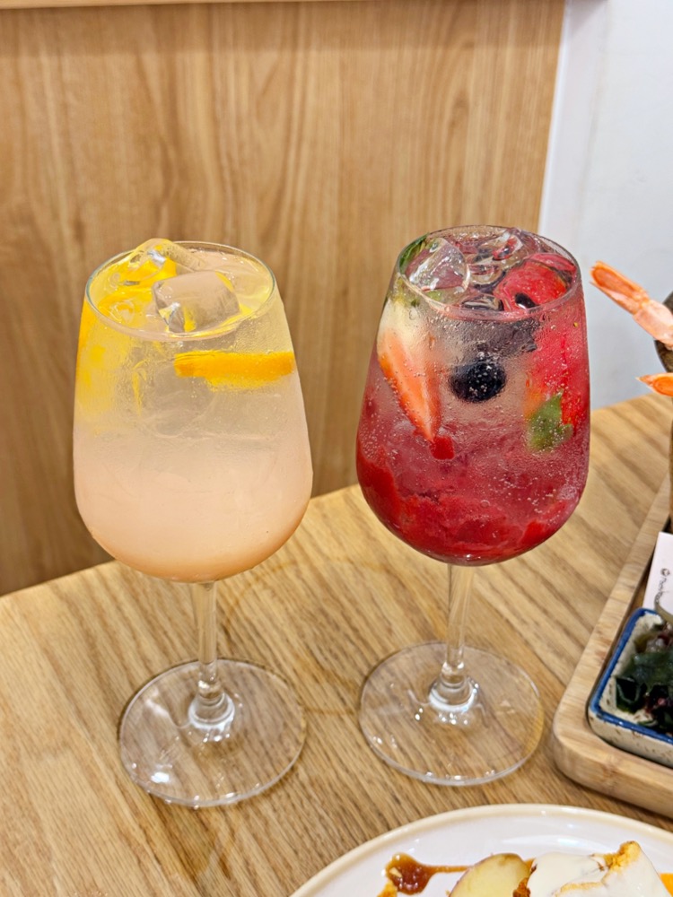 招牌莓果氣泡飲與白桃多多氣泡飲