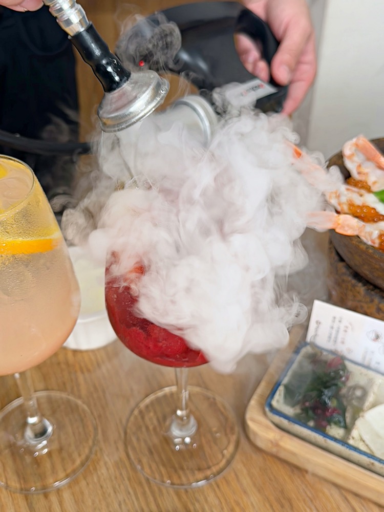 服務人員為莓果氣泡飲製作泡泡效果