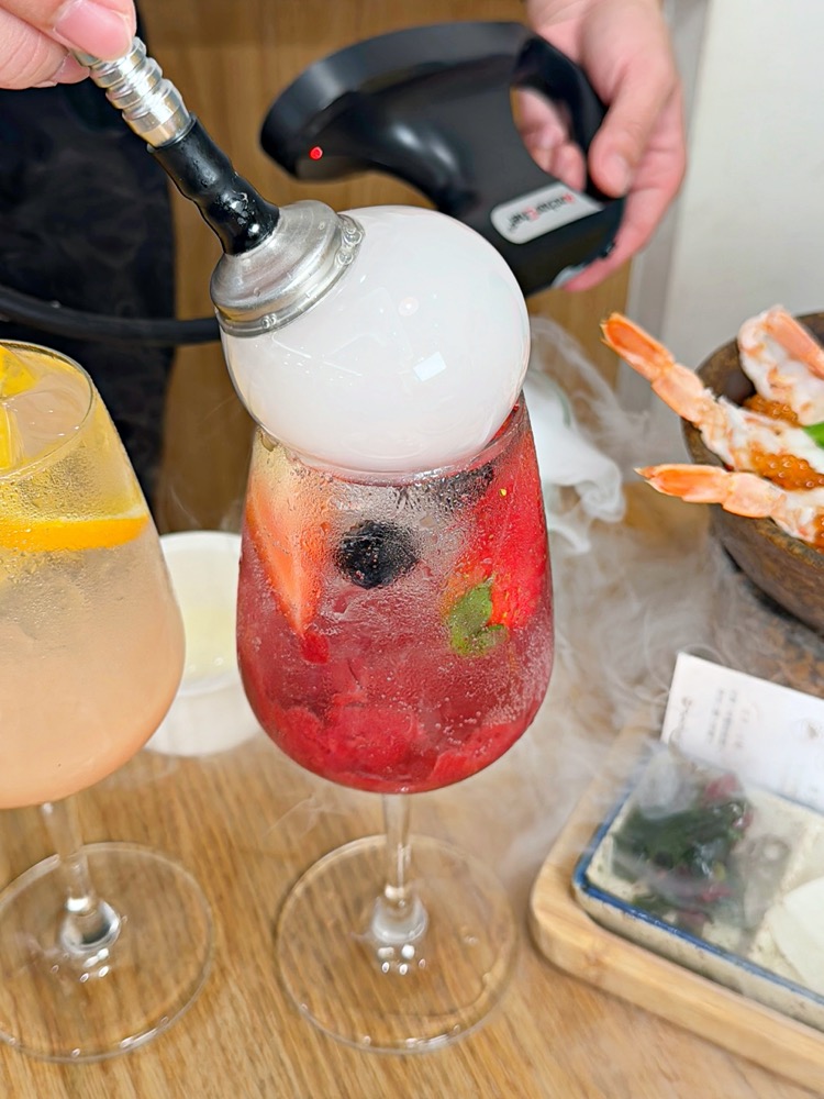 招牌莓果氣泡飲上方形成透明泡泡
