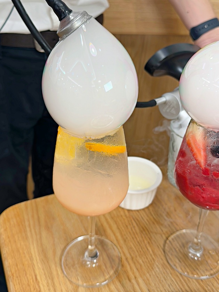 白桃多多氣泡飲上方形成透明泡泡