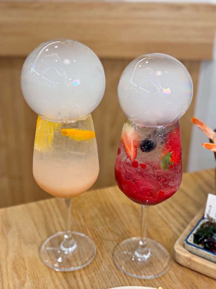 白桃多多與招牌莓果兩款泡泡氣泡飲並排