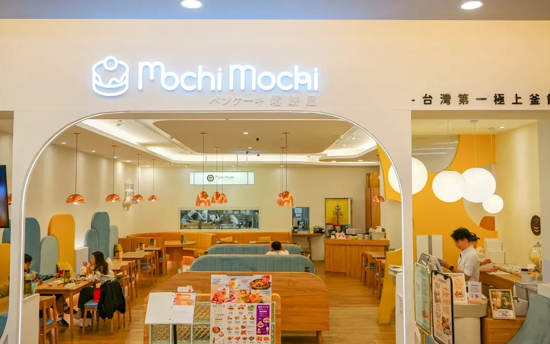 台南親子餐廳 ｜Mochi Mochi 鬆餅屋台南三井店(附菜單與停車資訊)-帶著孩子去享受草莓季,現場還提供圖畫紙與⽔彩筆給孩子畫畫