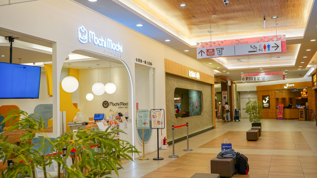 台南三井 Outlet 店舖走道與 Mochi Mochi 鄰近位置