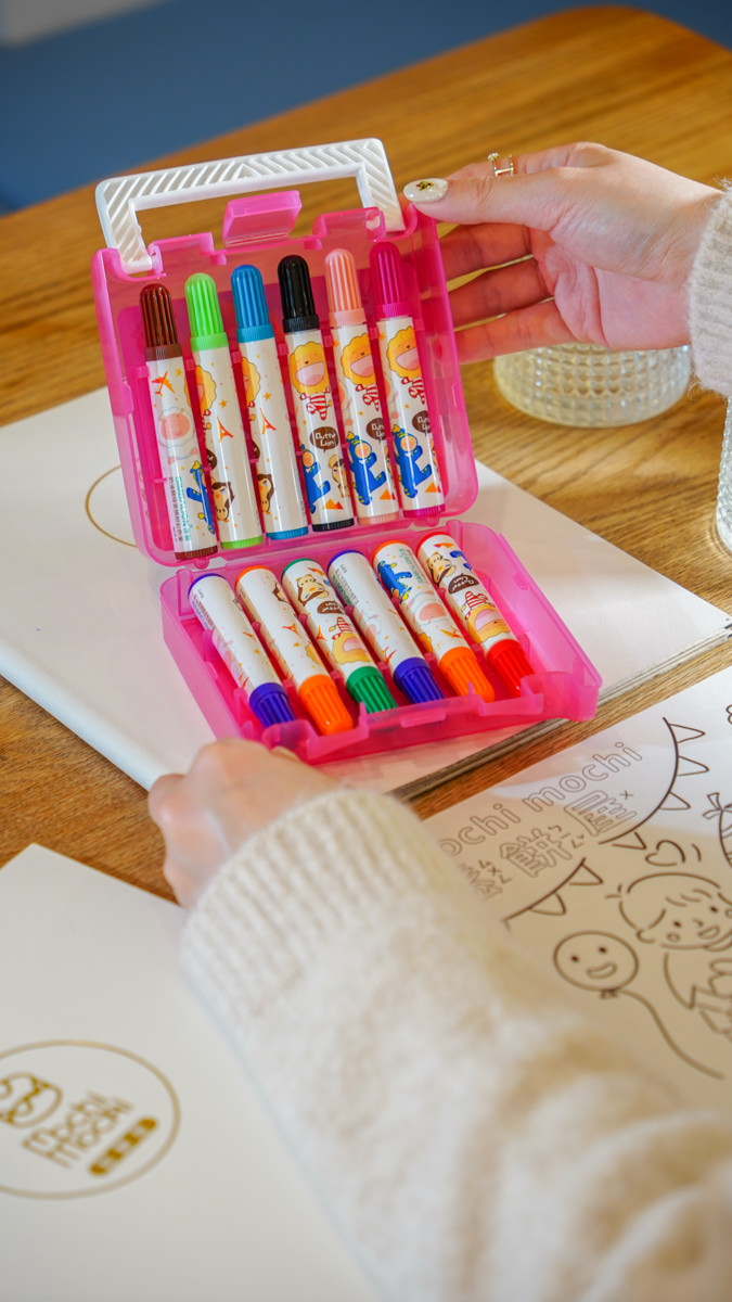 彩色筆放在 Mochi Mochi 親子畫紙上
