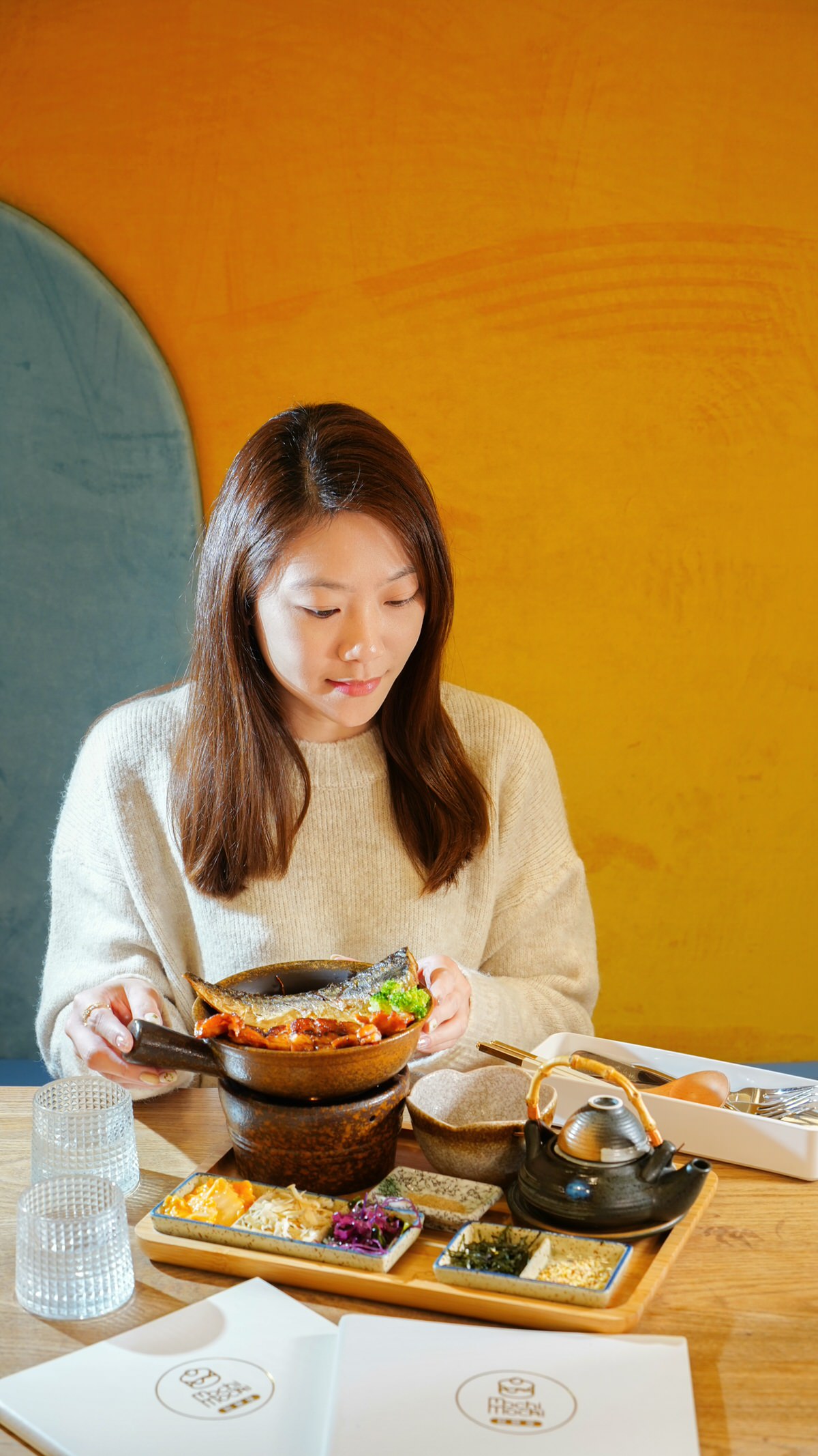 顧客在台南三井店享用釜飯