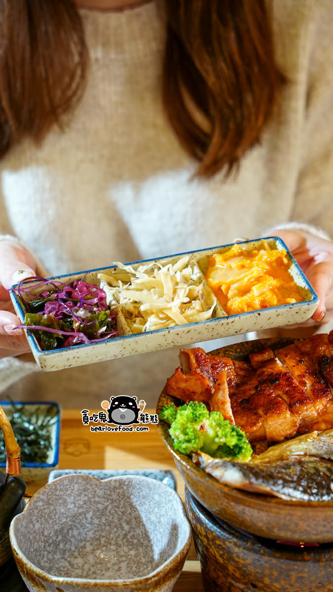 顧客展示豪華雙拼釜飯套餐