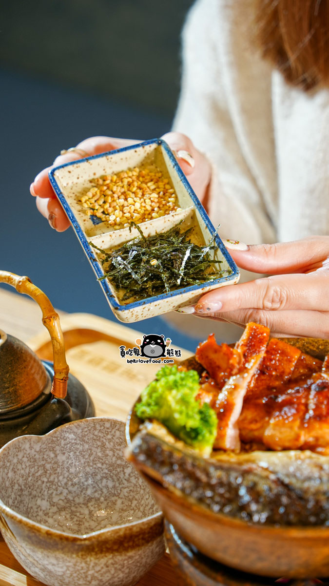 釜飯搭配的海苔與蕎麥粒配料
