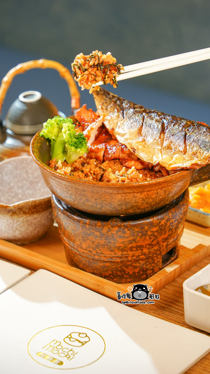 湯匙盛起烤雞釜飯