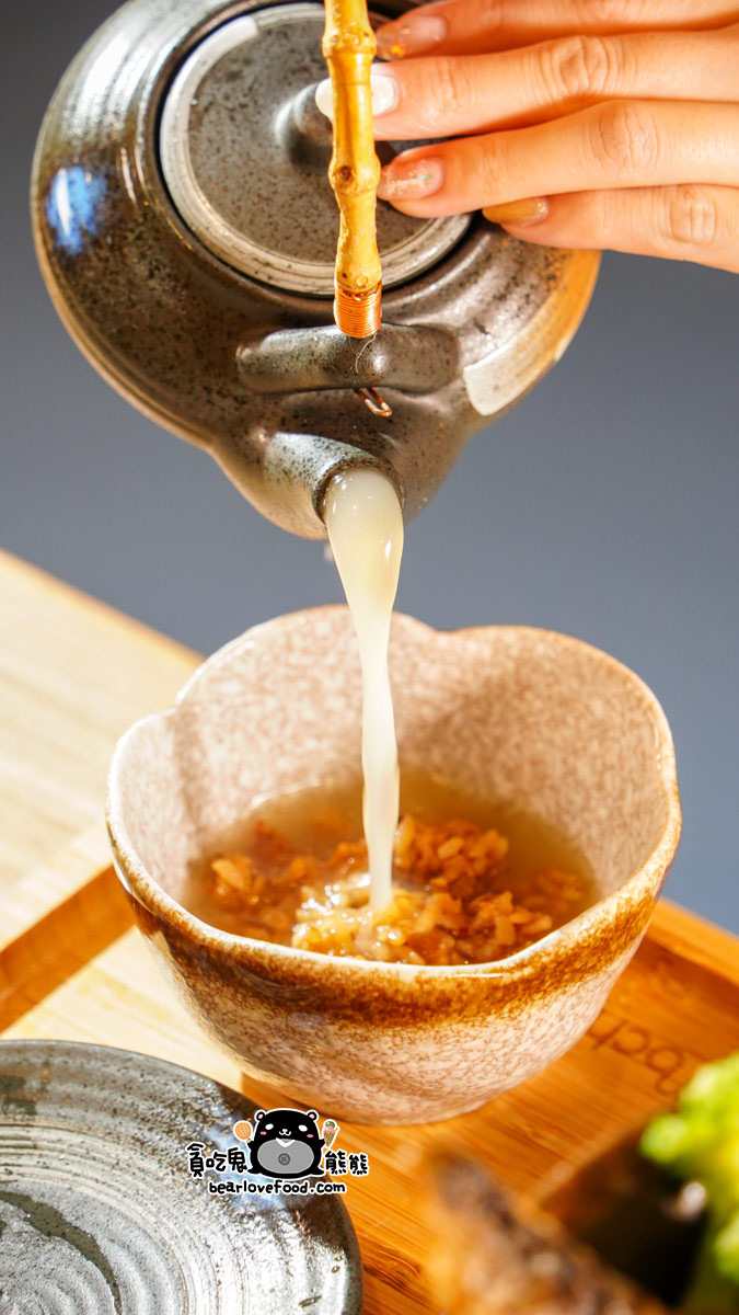 野菇雞湯倒入釜飯製作茶泡飯