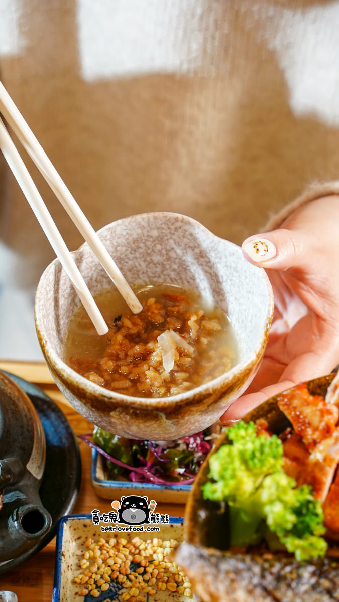 筷子夾起茶泡釜飯