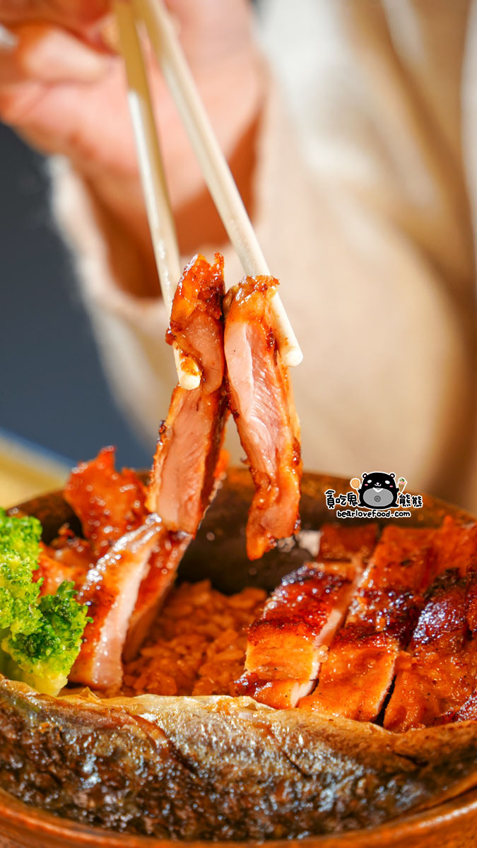 筷子夾起釜飯烤雞