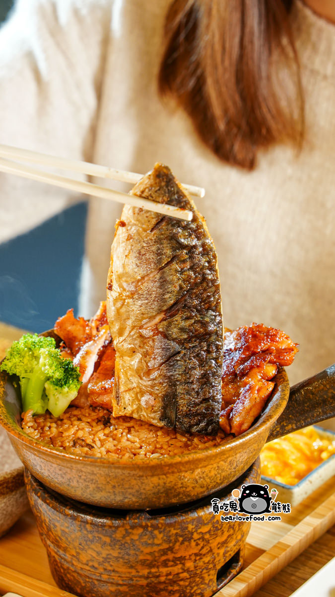 筷子夾起鹽烤鯖魚