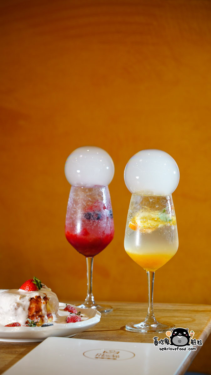 兩杯氣泡飲形成完整泡泡