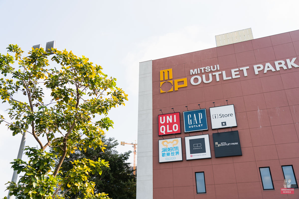 台南三井 Outlet 建築外觀與品牌招牌