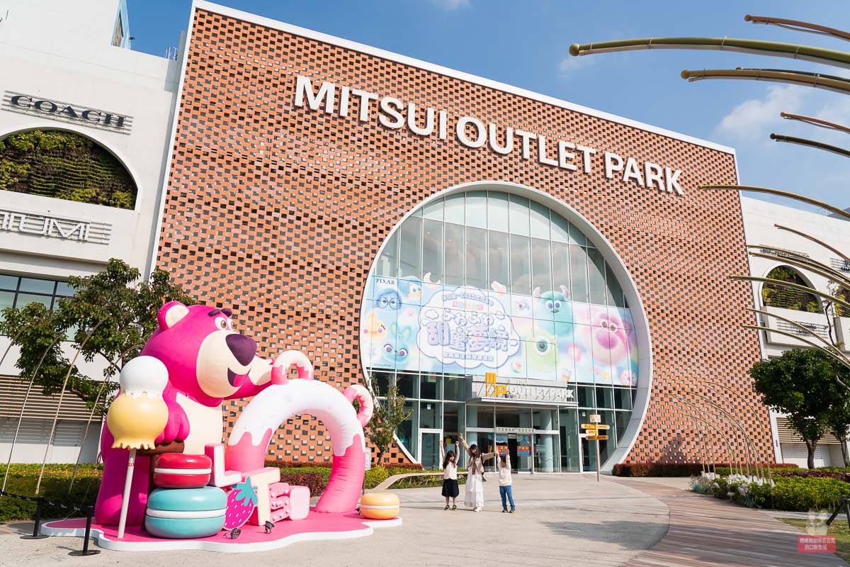台南三井 Outlet 入口與粉紅色裝置