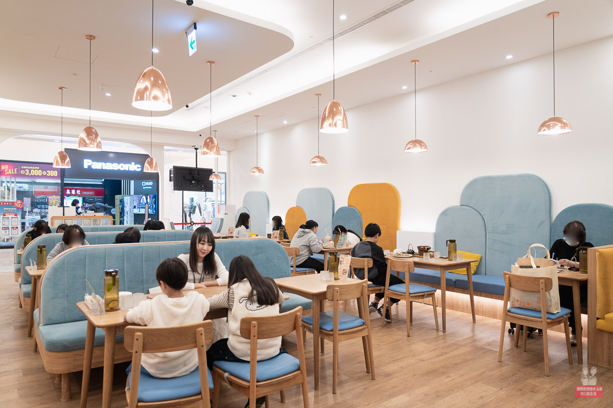 台南三井店木質桌椅用餐區