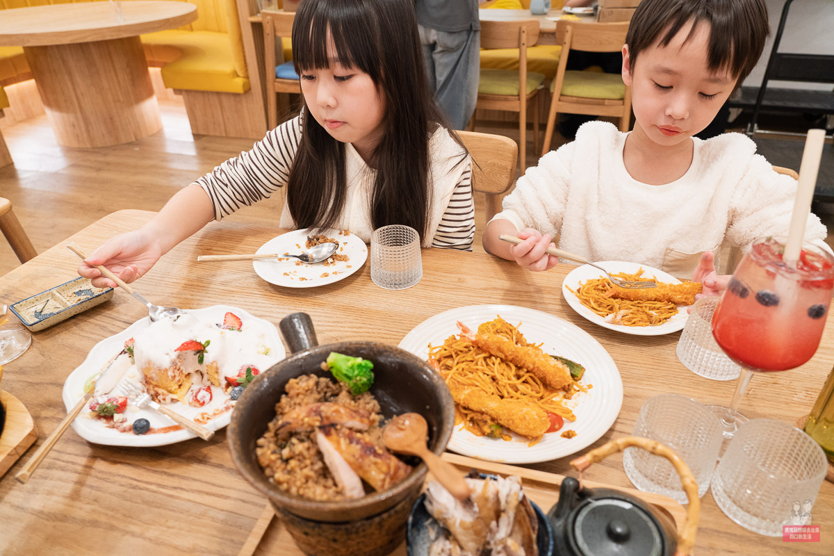 親子在台南三井店享用釜飯與義大利麵
