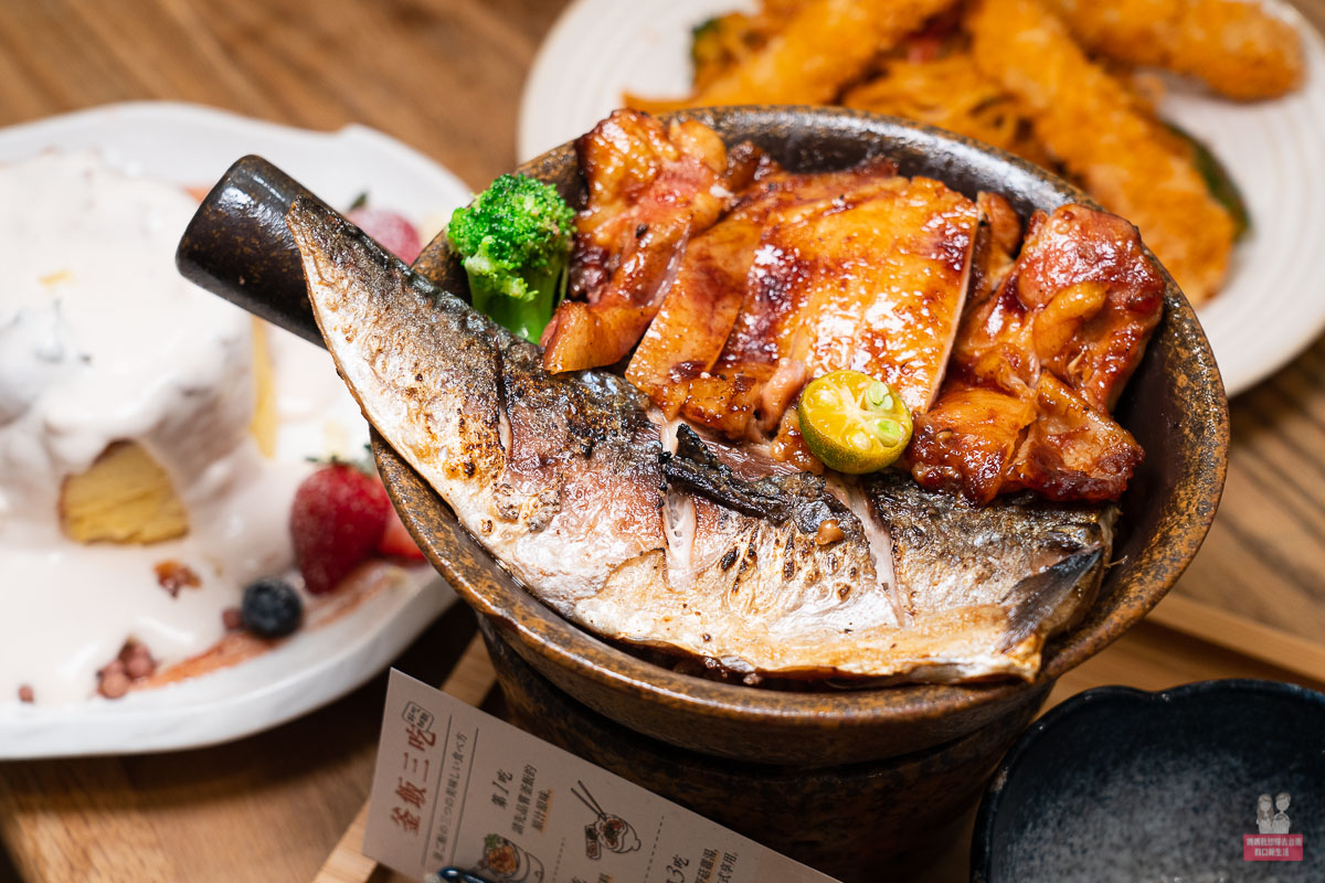 烤雞鯖魚豪華雙拼釜飯近照