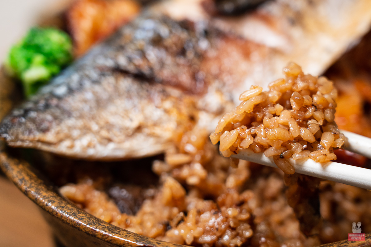 湯匙盛起鯖魚釜飯