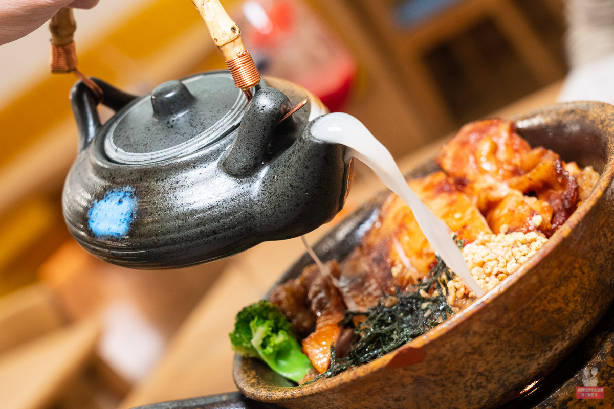 茶壺將野菇雞湯淋上釜飯