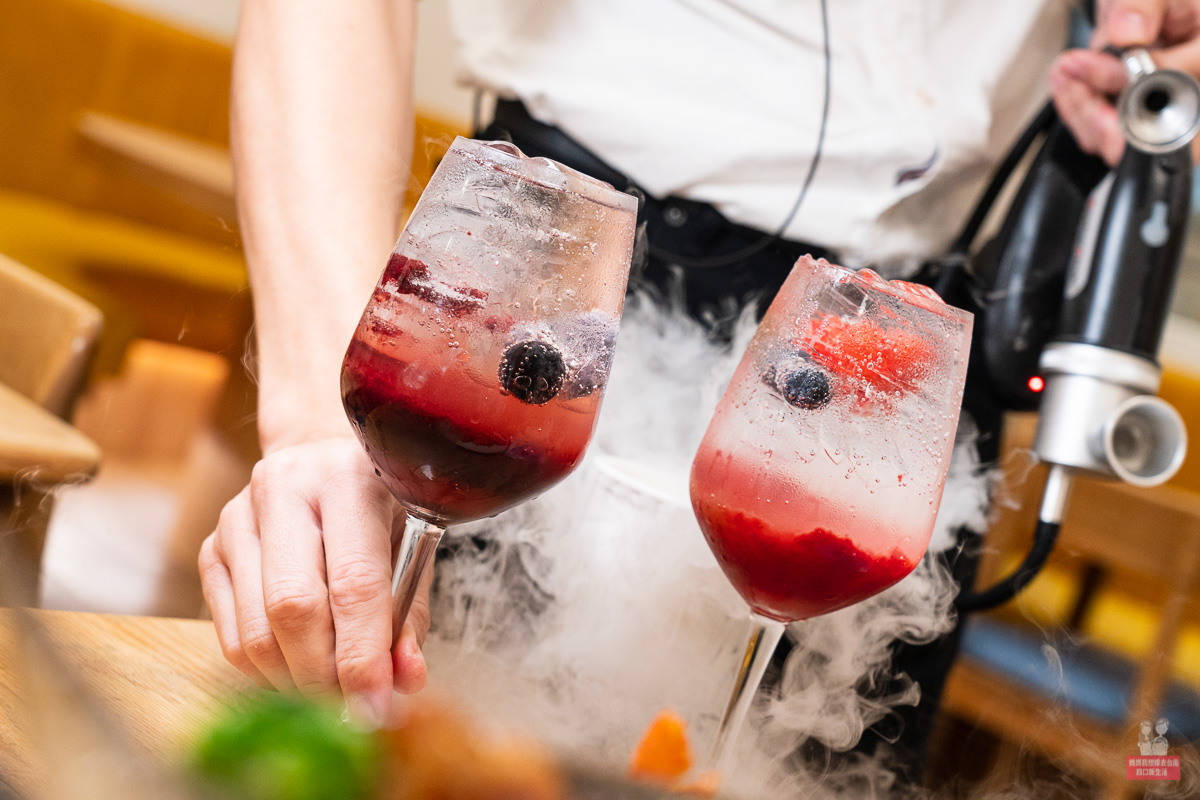 莓果氣泡飲桌邊調製
