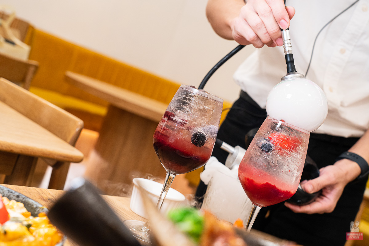 兩杯莓果氣泡飲形成完整泡泡