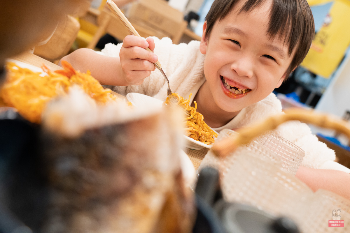 孩童開心品嘗餐點