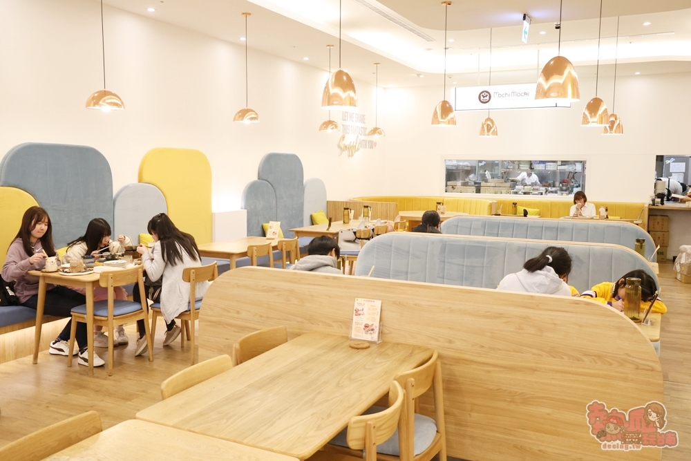 台南三井店木質桌椅用餐區