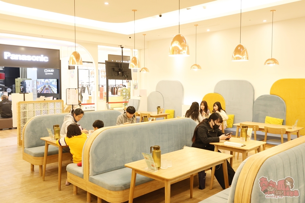 台南三井店藍色沙發座位區