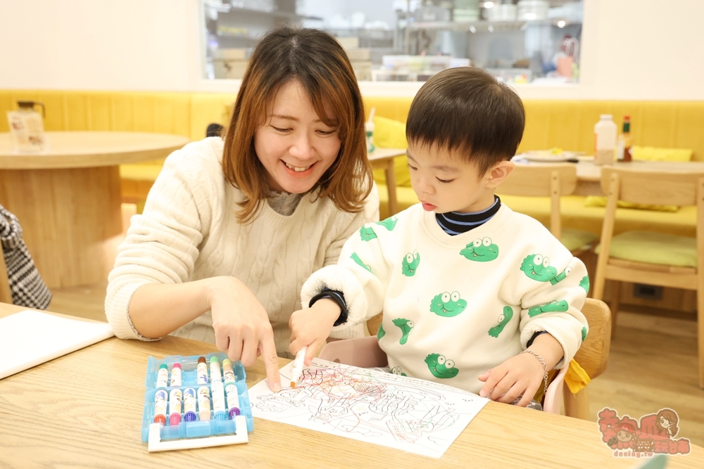 親子一起為 Mochi Mochi 畫紙著色