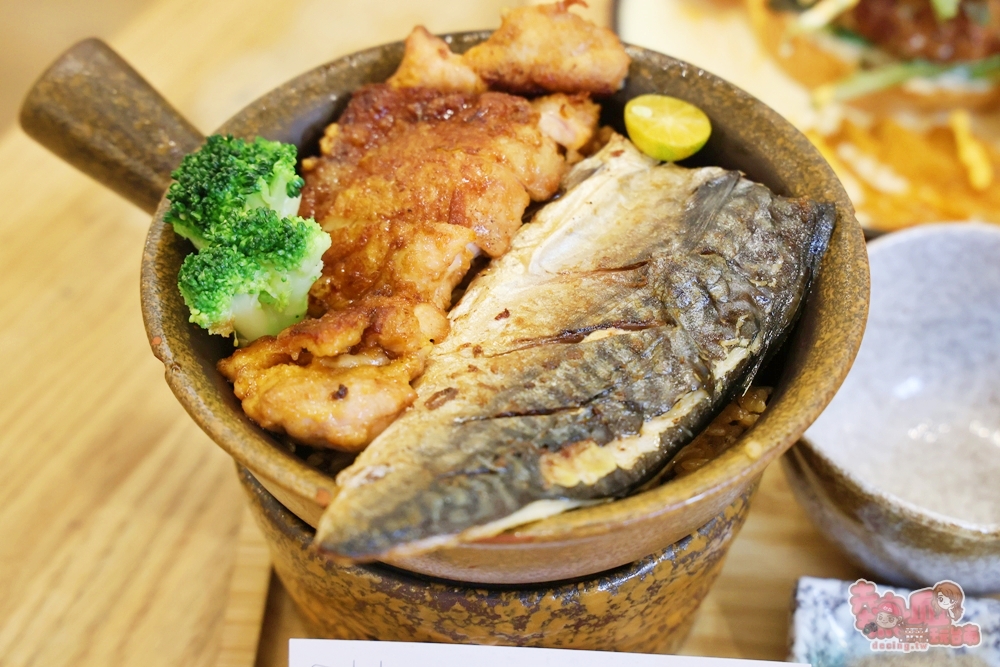烤雞鯖魚豪華雙拼釜飯近照