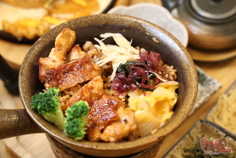 加入配料拌勻的豪華雙拼釜飯