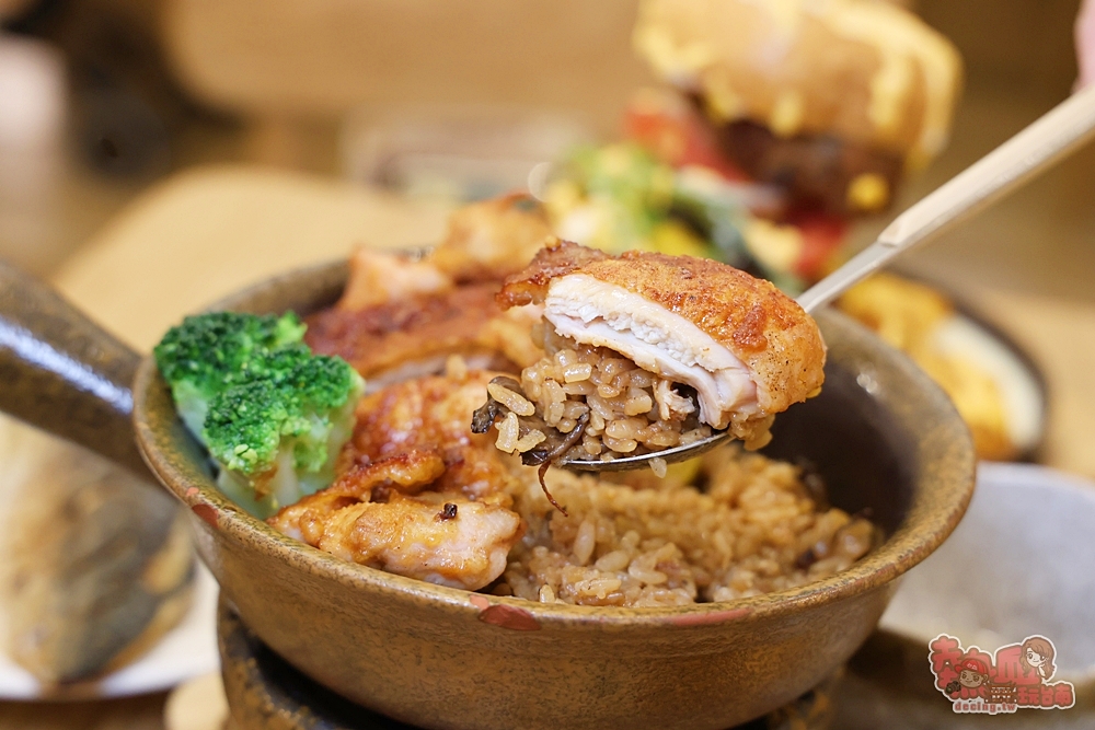 湯匙盛起烤雞釜飯