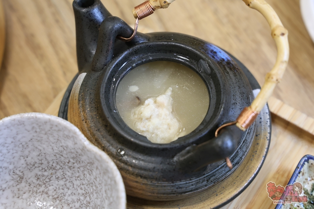 野菇雞湯倒入釜飯製作茶泡飯
