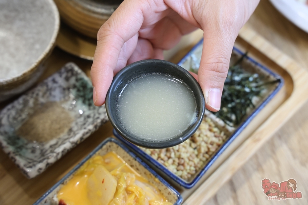 手持釜飯搭配的野菇雞湯