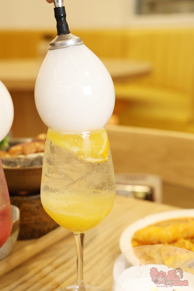 鳳梨薄荷氣泡飲桌邊泡泡